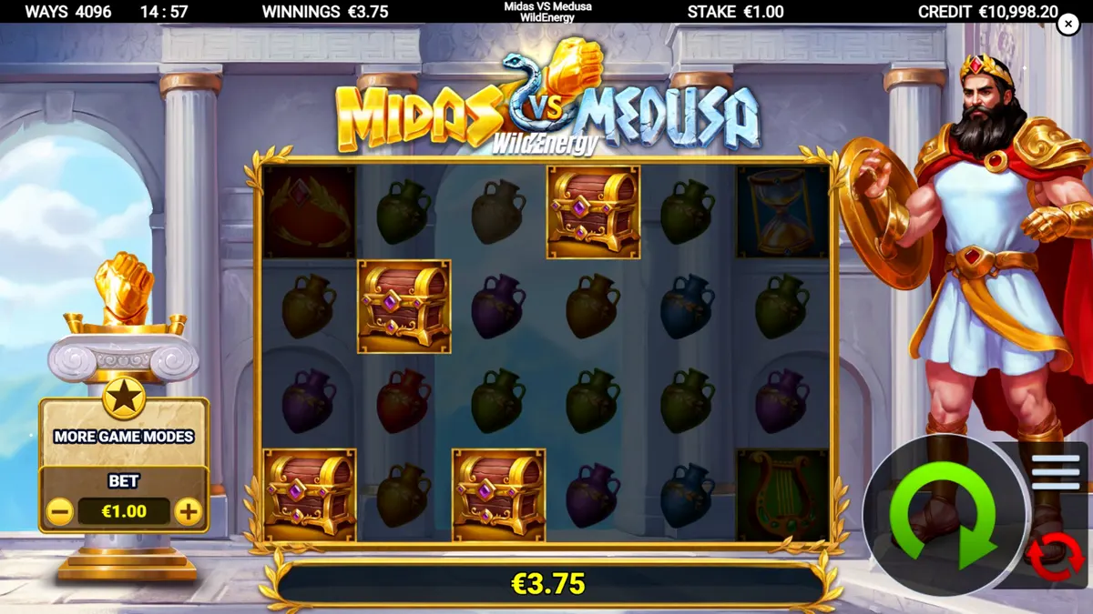 Tampilan visual slot Midas VS Medusa WildEnergy yang menampilkan duel mitologi.